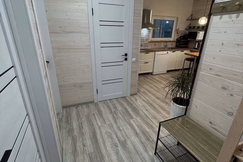 Светлая прихожая гостевого дома с современной отделкой