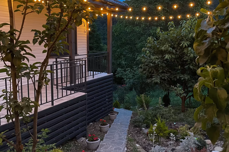 Зелёный сад с видом на горы