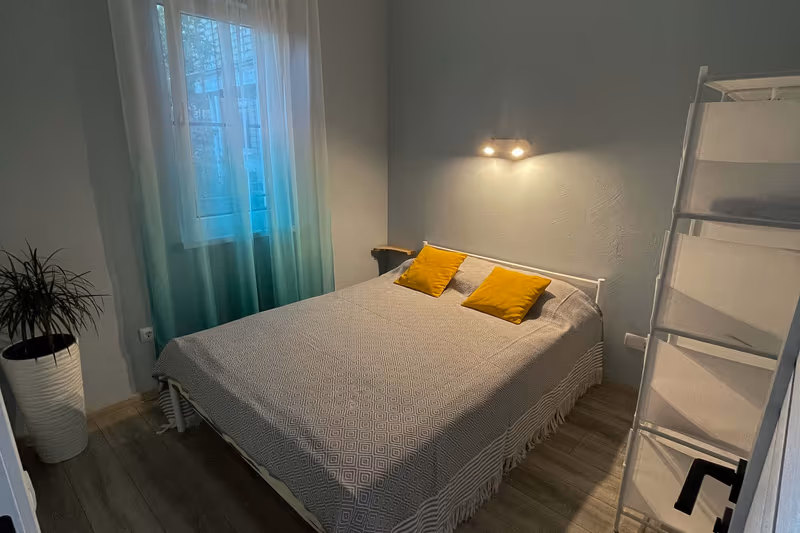 Уютная спальня с двуспальной кроватью