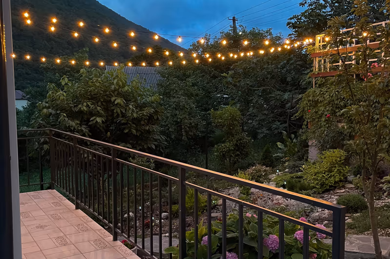 Панорамный вид на горы из окна гостевого дома